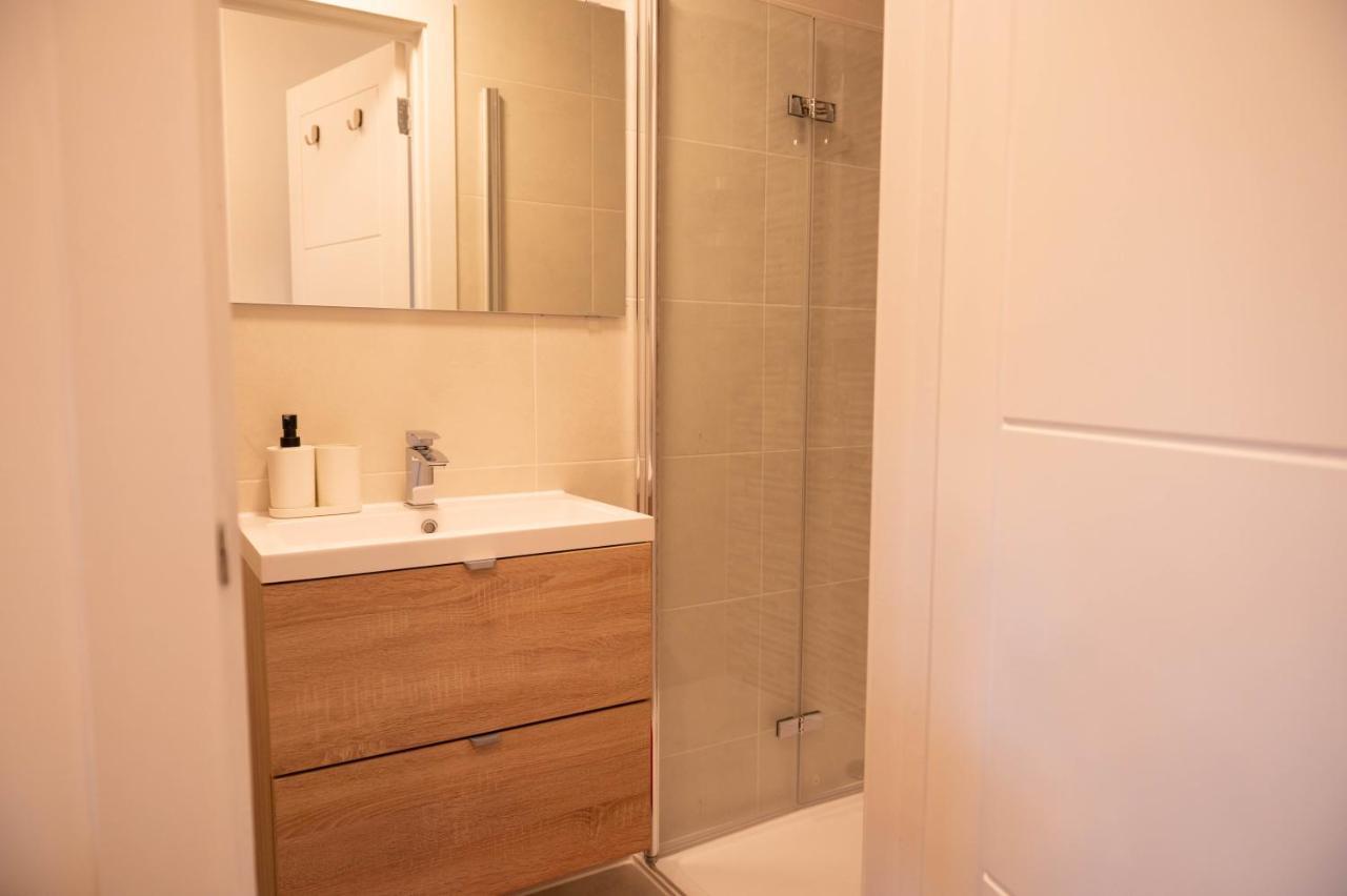 Walnut Flats-F4, 2-Bedroom With Ensuite - Parking, Netflix, Wifi - Close To Oxford, Bicester & Blenheim Palace Kidlington Kültér fotó
